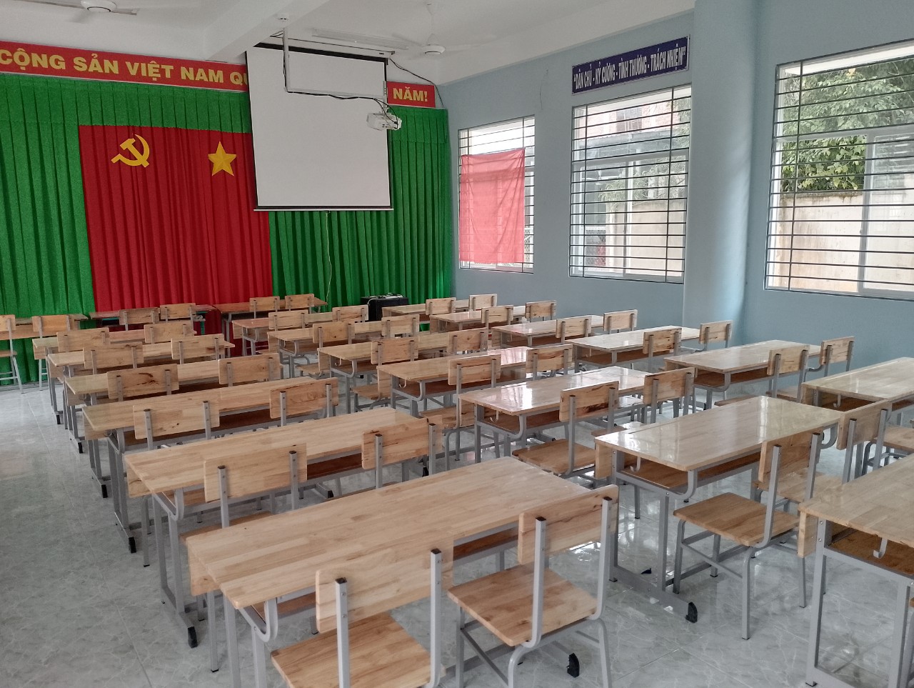 Bàn ghế học sinh cấp 3 gỗ cao su BHS-C3-CS